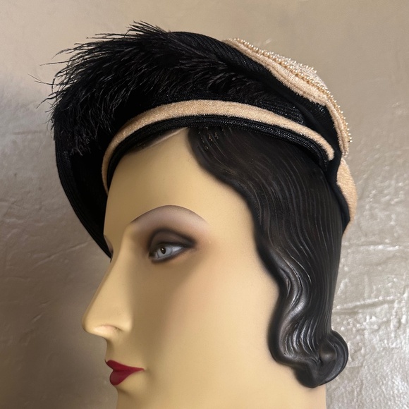 IMPRESSIVE 1940s BLACK STRAW WITH POINTY CROWN - VELOUR & PEARL TRIM + FEATHER - Picture 8 of 13